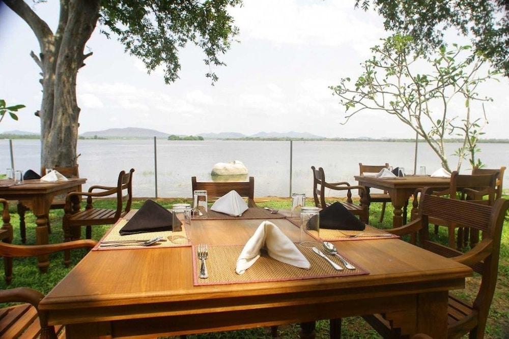 Yala Oga Reach Hotel Tissamaharama Buitenkant foto