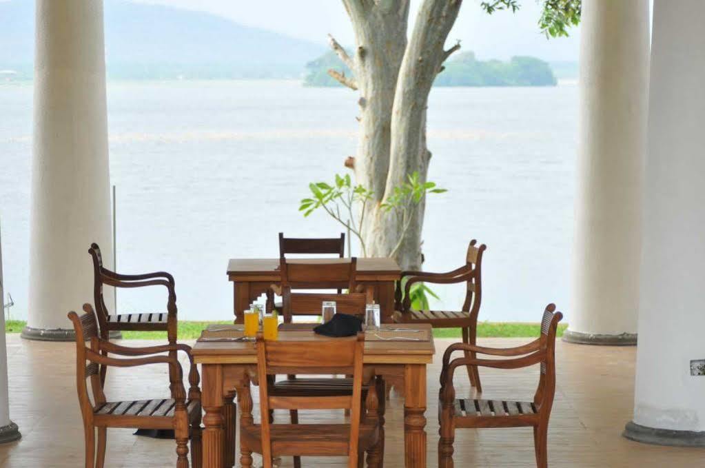 Yala Oga Reach Hotel Tissamaharama Buitenkant foto